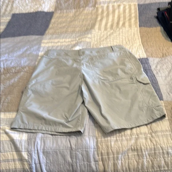 UNDER ARMOUR SIZE 34 Men's Gray Cargo Shorts: EXCELLENT CONDITION - Picture 3 of 3